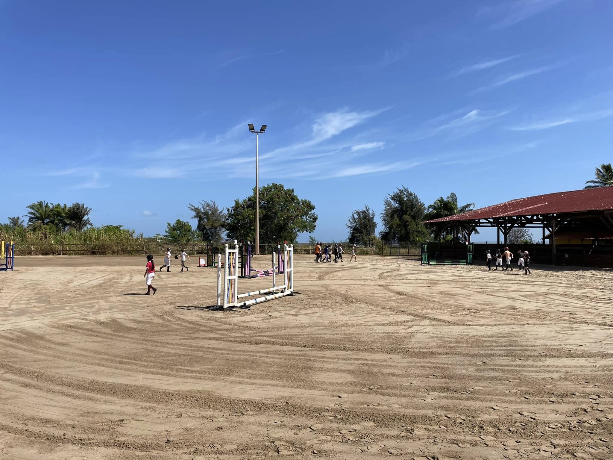 Vue du parcours du Club Hippique de Kourou au coucher du soleil